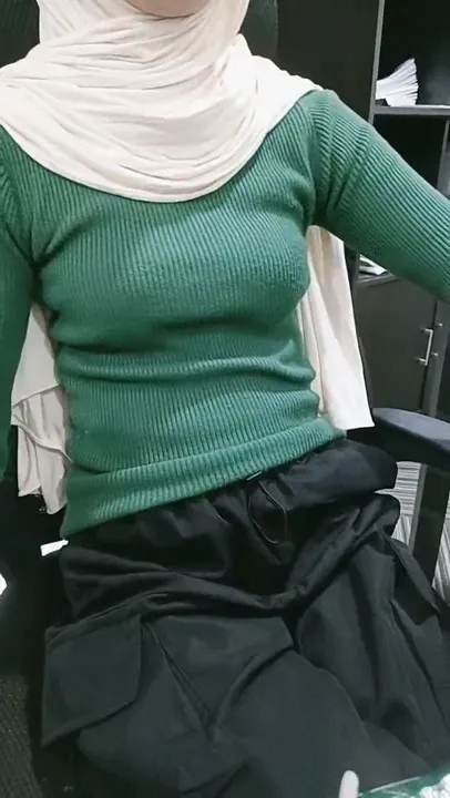 Hijab Karyawan Toko Pamer Memek - Hijab Tobrut Sange Desah Keenakan