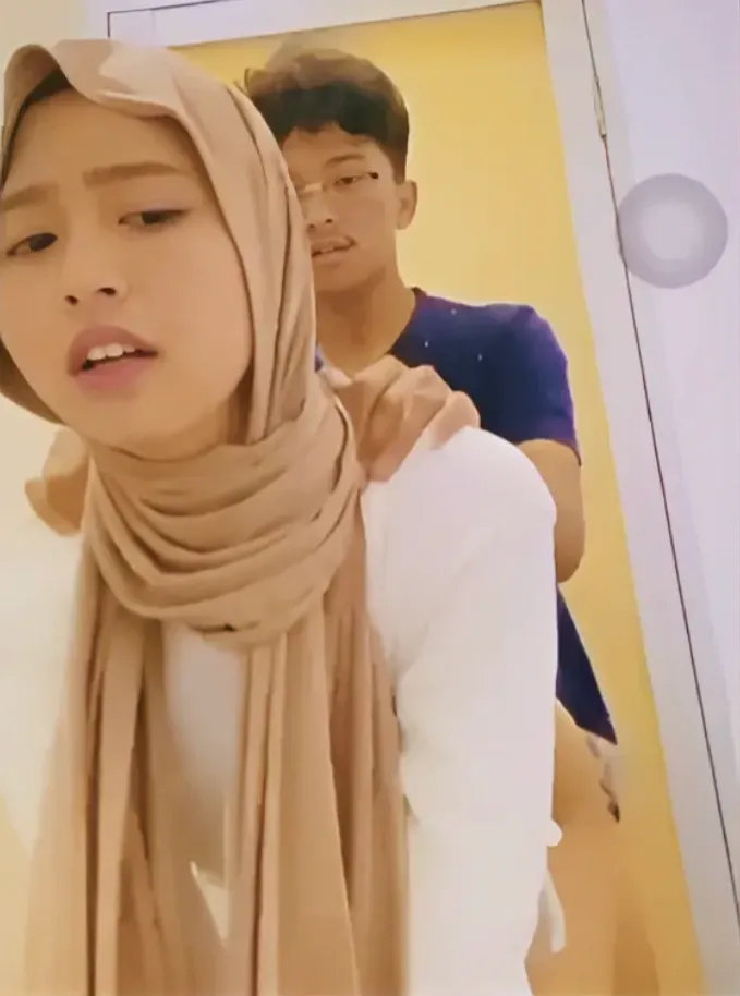 Rekaman Abg Jilbab Di Toilet Kampus - Hijab Tobrut Sange Desah Keenakan