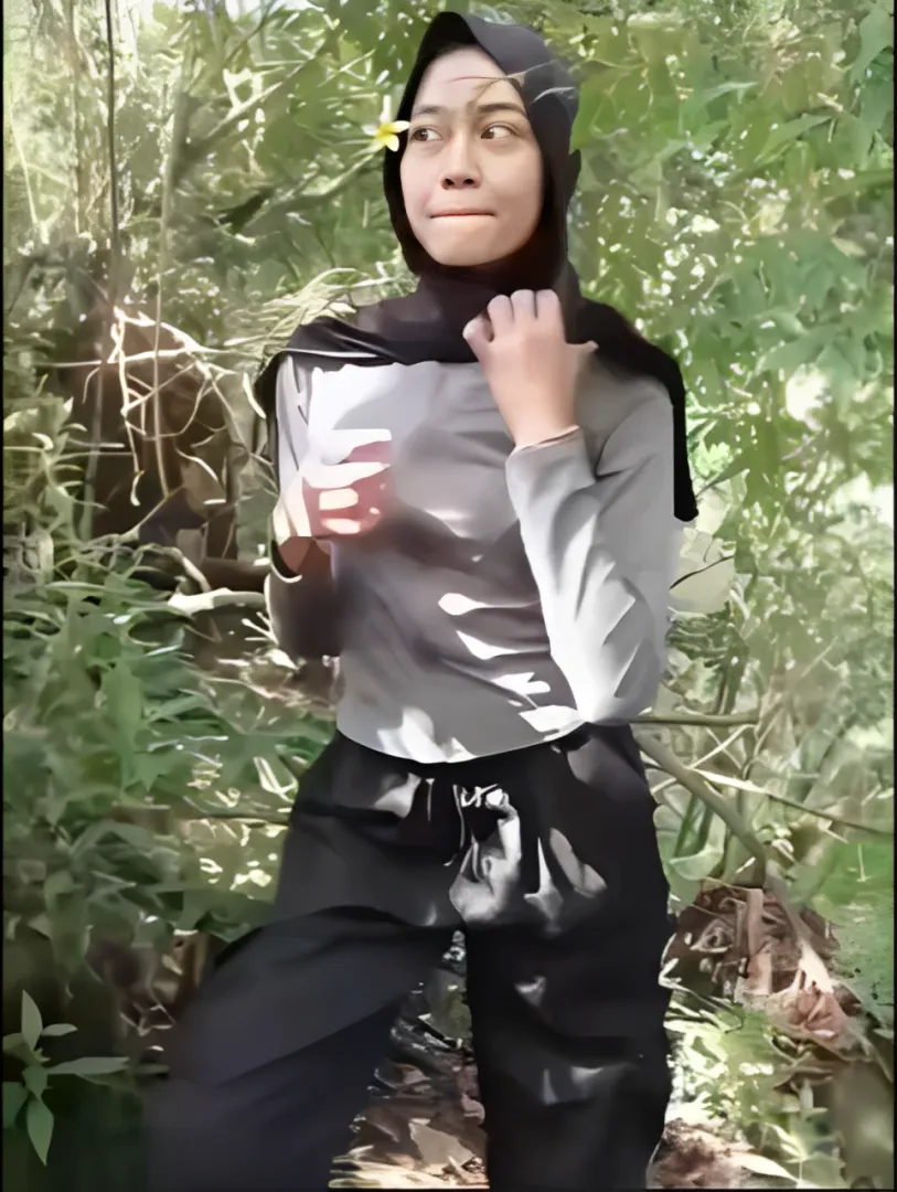 Cewek Jilbab Sange Bugil di Hutan Desah Keenakan