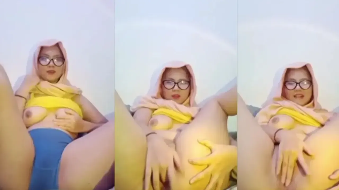 Bokep Jilbab Kacamata Cantik Colmek Sampe Muncrat