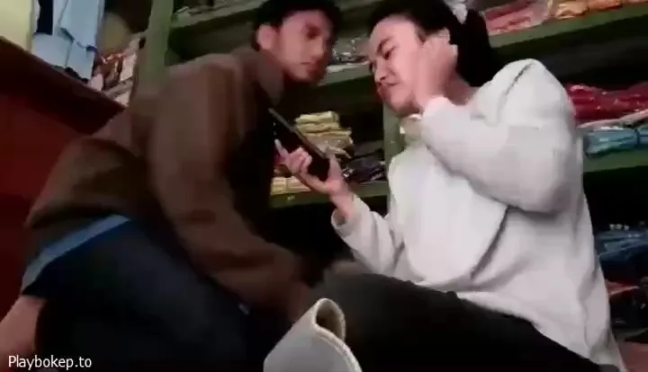 Karyawan Toko Mesum Saat Jam Kerja