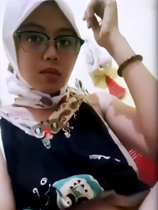 Ukhti Semok Pake Kacamata Becek Parah Ngewe Sampe Desah