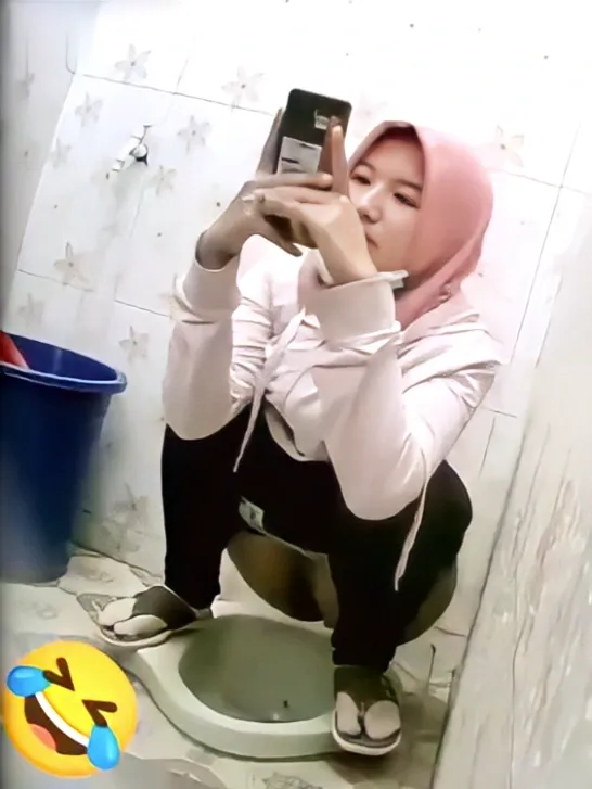 Intip Pegawai IndMart Lagi Pipis