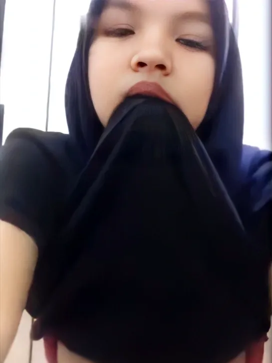 Live Telanjang Gigit Baju Pamer Susu - Tobrut Viral Desah Becek